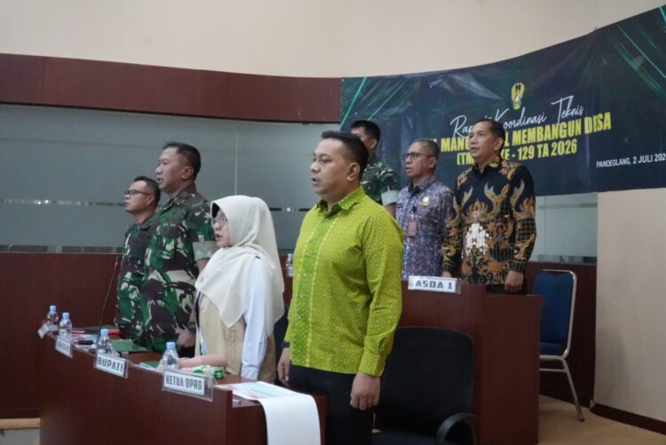 ZOOM MEETING - Didampingi Danrem 064/Maulana Yusuf Brigjen TNI Daru Cahyadi Soeprapto, dan Dandim 0601/Pandeglang Letkol Inf Afri Swandi Ritonga, Bupati Pandeglang Raden Dewi Setiani mengikuti Zoom Meeting Rapat Koordinasi Teknis (Rakornis) TNI Manunggal Membangun Desa (TMMD) Ke-129 Tahun Anggaran 2026, bersama Waaster Kasad Bidang Pembinaan Teritorial (Binter) Brigjen TNI Boemi Ario Bimo, di Ruang Pintar Sekretariat Daerah Kabupaten Pandeglang, Kamis (2/7/2026). (ISTIMEWA)