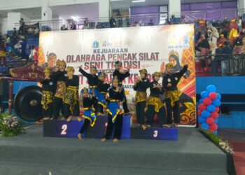 RAIH JUARA - Dalam Kejuaraan Nasional Pencak Silat yang berlangsung di GOR Ciracas, Jakarta Timur, dalam rangka menyambut HUT Jakarta Ke-449, pesilat binaan Padepokan Manderaga meraih juara 2 dan juara 3. (ISTIMEWA)