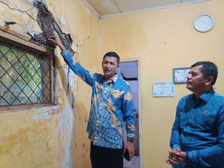 Sekda Kabupaten Serang, Zaldi Dhuhana, memeriksa gedung. (ISTIMEWA)