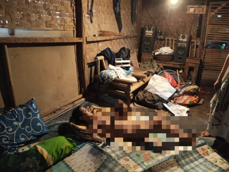 BERBARING - Siti Lutfiah (19), warga Kampung Kubang, Desa Mekarwangi, Kecamatan Saketi, Kabupaten Pandeglang, hanya bisa berbaring diatas kasur di rumahnya, dengan segala keterbatasan yang dialaminya. (ISTIMEWA)
