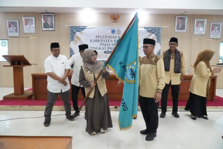 PELEPASAN - Bupati Pandeglang Raden Dewi Setiani, resmi melepas Kafilah Kabupaten Pandeglang pada MTQ XXIII Provinsi Banten, di Oproom Setda setempat, Minggu (5/7/2026). (ISTIMEWA)