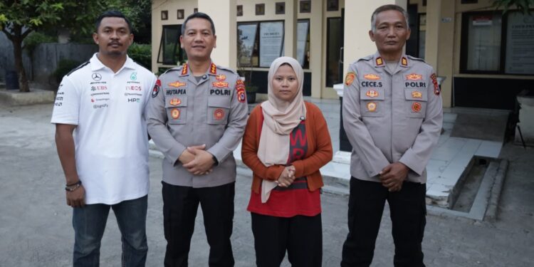 MENERIMA LAPORAN : Kabid Humas Polda Banten Kombespol Maruli Ahiles Hutapea (dua dari kiri), menerima laporan dugaan tindak kekerasan seksual. (ISTIMEWA)