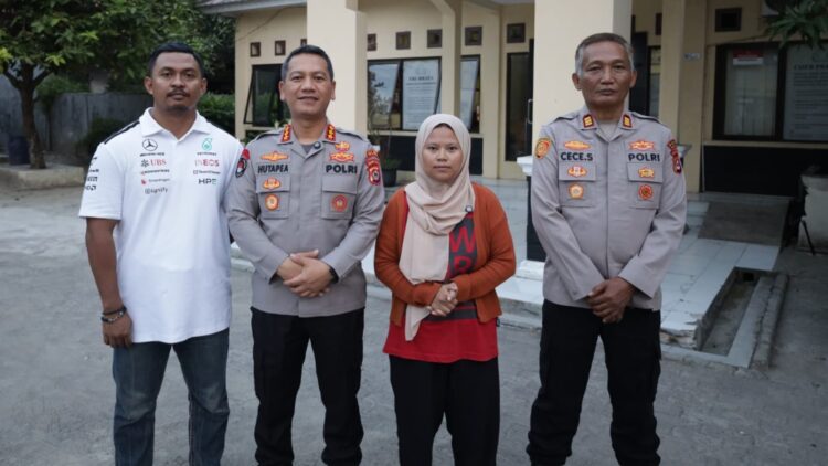 MENERIMA LAPORAN : Kabid Humas Polda Banten Kombespol Maruli Ahiles Hutapea (dua dari kiri), menerima laporan dugaan tindak kekerasan seksual. (ISTIMEWA)
