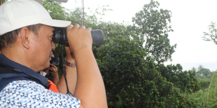 PANTAU GAK - Wabup Serang Muhammad Najib Hamas, memantau kondisi GAK dari pos pemantau Cinangka, Minggu (5/7/2026). (ISTIMEWA)
