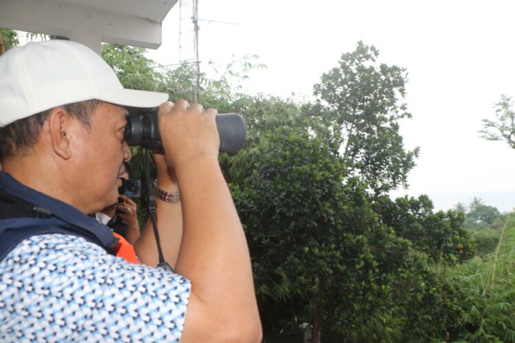 PANTAU GAK - Wabup Serang Muhammad Najib Hamas, memantau kondisi GAK dari pos pemantau Cinangka, Minggu (5/7/2026). (ISTIMEWA)