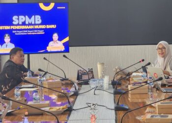 MEMERIKSA SPMB : Pihak Dindikbud Banten dan KPK memeriksa SPMB di SMA Negeri 2 Kota Serang dan dinyatakan tidak ada persoalan. Namun, diakhir pendaftaran SMPB di sekolah tersebut di soal, karena diduga melakukan nepotisme.(DOKUMEN/SATELITNEWS.COM)