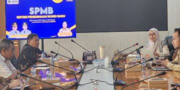 MEMERIKSA SPMB : Pihak Dindikbud Banten dan KPK memeriksa SPMB di SMA Negeri 2 Kota Serang dan dinyatakan tidak ada persoalan. Namun, diakhir pendaftaran SMPB di sekolah tersebut di soal, karena diduga melakukan nepotisme.(DOKUMEN/SATELITNEWS.COM)