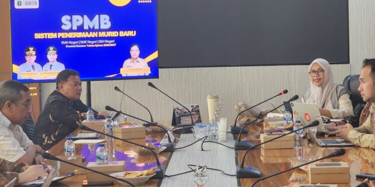 MEMERIKSA SPMB : Pihak Dindikbud Banten dan KPK memeriksa SPMB di SMA Negeri 2 Kota Serang dan dinyatakan tidak ada persoalan. Namun, diakhir pendaftaran SMPB di sekolah tersebut di soal, karena diduga melakukan nepotisme.(DOKUMEN/SATELITNEWS.COM)