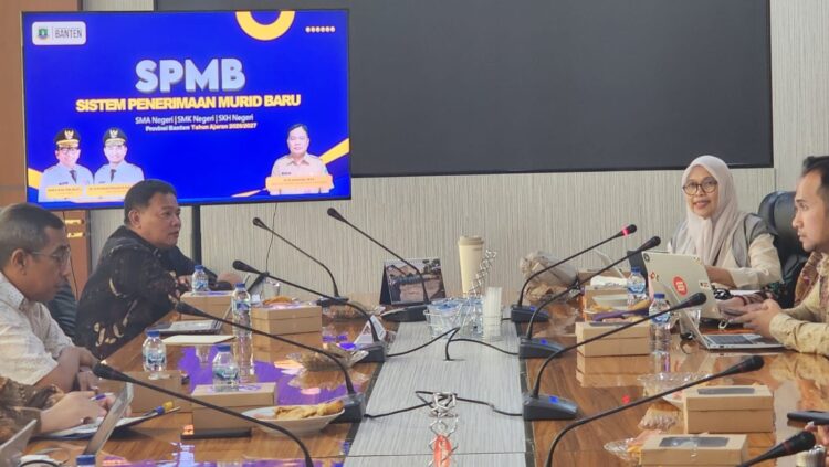 MEMERIKSA SPMB : Pihak Dindikbud Banten dan KPK memeriksa SPMB di SMA Negeri 2 Kota Serang dan dinyatakan tidak ada persoalan. Namun, diakhir pendaftaran SMPB di sekolah tersebut di soal, karena diduga melakukan nepotisme.(DOKUMEN/SATELITNEWS.COM)