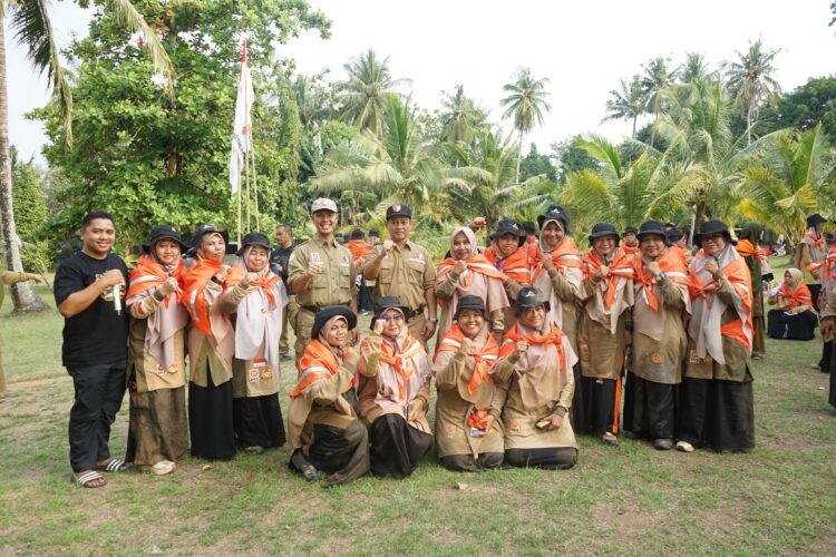 DIKSAR - Penutupan Pendidikan Dasar (Diksar) Tingkat II Barisan Putri Keadilan (SANTIKA) PKS Banten, yang berlangsung di Pantai Cibeureum 2, Cinangka, Kabupaten Serang. (ISTIMEWA)