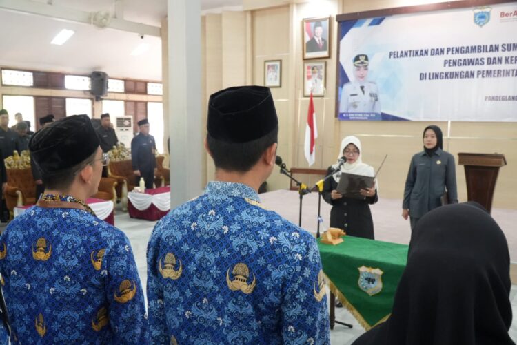 PELANTIKAN - Bupati Pandeglang Raden Dewi Setiani, melantik ratusan pejabat di lingkungan Pemkab Pandeglang, di Pendopo Bupati, Senin (6/7/2026). (ISTIMEWA)
