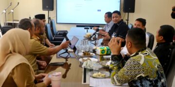 KUNJUNGAN - Komisi I DPRD Kabupaten Tangerang, dan Dinas Komunikasi Informatika Persandian dan Statistik (Diskominfo) Kabupaten Serang, berbagi pengalaman dan strategi dalam penyelenggaraan keterbukaan informasi publik (KIP), pelayanan aplikasi, telematika, hingga keamanan informasi daerah. (ISTIMEWA)
