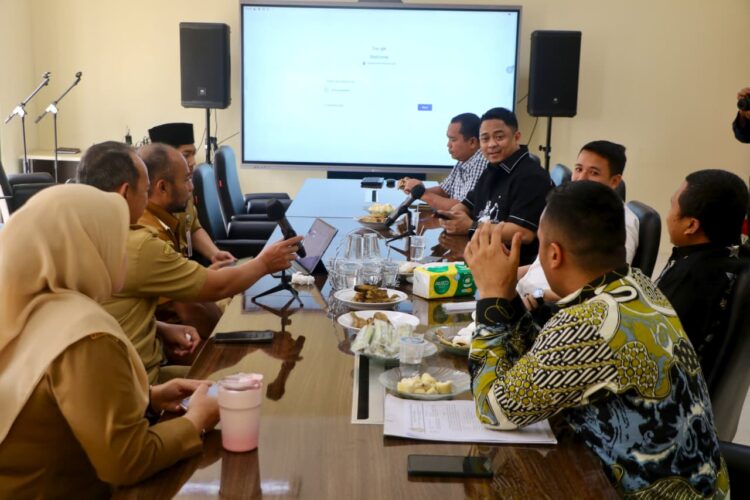 KUNJUNGAN - Komisi I DPRD Kabupaten Tangerang, dan Dinas Komunikasi Informatika Persandian dan Statistik (Diskominfo) Kabupaten Serang, berbagi pengalaman dan strategi dalam penyelenggaraan keterbukaan informasi publik (KIP), pelayanan aplikasi, telematika, hingga keamanan informasi daerah. (ISTIMEWA)