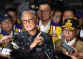 MENYAMPAIKAN KETERANGAN : Menteri Pekerjaan Umum (PU) Dody Hanggodo (kiri) didampingi Gubernur Banten Andra Soni memberikan keterangan kepada wartawan usai meninjau ruas jalan Nasional Serdang-Bojonegara-Merak, Senin (6/7/2026) malam. (ISTIMEWA)