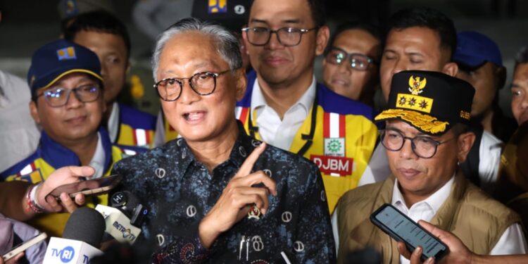 MENYAMPAIKAN KETERANGAN : Menteri Pekerjaan Umum (PU) Dody Hanggodo (kiri) didampingi Gubernur Banten Andra Soni memberikan keterangan kepada wartawan usai meninjau ruas jalan Nasional Serdang-Bojonegara-Merak, Senin (6/7/2026) malam. (ISTIMEWA)