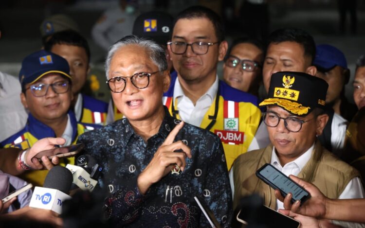 MENYAMPAIKAN KETERANGAN : Menteri Pekerjaan Umum (PU) Dody Hanggodo (kiri) didampingi Gubernur Banten Andra Soni memberikan keterangan kepada wartawan usai meninjau ruas jalan Nasional Serdang-Bojonegara-Merak, Senin (6/7/2026) malam. (ISTIMEWA)