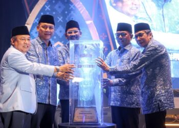 MEMBUKA MTQ : Gubernur Banten Andra Soni (dua dari kanan), membuka acara MTQ ke 23 tingkat Provinsi Banten. (ISTIMEWA)