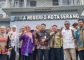 MENINJAU SPMB : Tim KPK, Dindikbud Banten, dan pihak SMAN 2 Kota Serang, meninjau pelaksanaan SPMB dan diberikan nilai positif oleh KPK. Selang satu pekan, pelaksanaan SPMB di sekolah tersebut disoal warga. (ISTIMEWA)