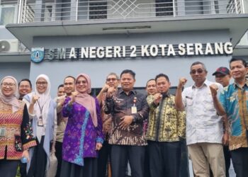 MENINJAU SPMB : Tim KPK, Dindikbud Banten, dan pihak SMAN 2 Kota Serang, meninjau pelaksanaan SPMB dan diberikan nilai positif oleh KPK. Selang satu pekan, pelaksanaan SPMB di sekolah tersebut disoal warga. (ISTIMEWA)