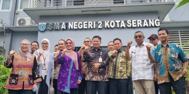 MENINJAU SPMB : Tim KPK, Dindikbud Banten, dan pihak SMAN 2 Kota Serang, meninjau pelaksanaan SPMB dan diberikan nilai positif oleh KPK. Selang satu pekan, pelaksanaan SPMB di sekolah tersebut disoal warga. (ISTIMEWA)