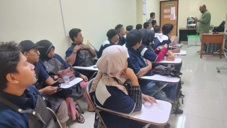 Para penyandang disabilitas di Kabupaten Serang, dilatih jadi barista. (ISTIMEWA)