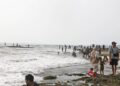 PADAT PENGUNJUNG - Wisatawan memenuhi kawasan wisata Pantai Anyer, Kabupaten Serang, beberapa waktu lalu. (ISTIMEWA)