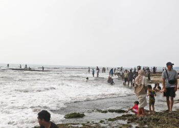 PADAT PENGUNJUNG - Wisatawan memenuhi kawasan wisata Pantai Anyer, Kabupaten Serang, beberapa waktu lalu. (ISTIMEWA)