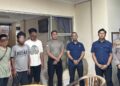 DIAMANKAN : Tiga orang yang membawa rokok ilegal diamankan di Mapolda Banten untuk dimintai keterangan. (ISTIMEWA)