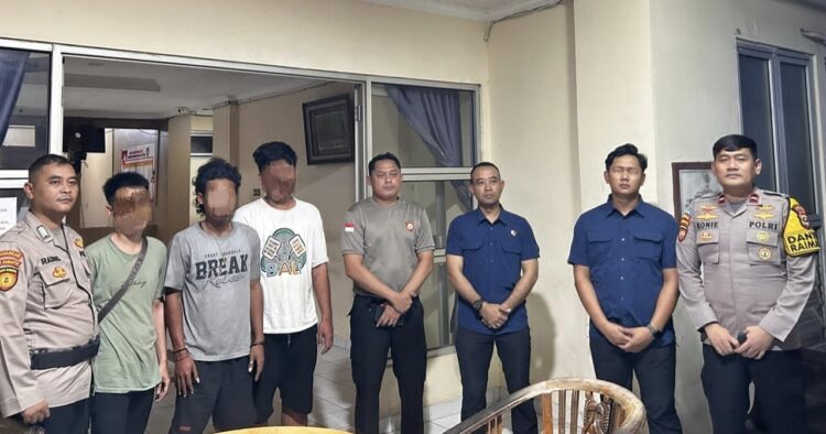 DIAMANKAN : Tiga orang yang membawa rokok ilegal diamankan di Mapolda Banten untuk dimintai keterangan. (ISTIMEWA)