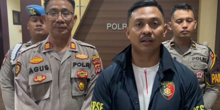 MEMBERIKAN KETERANGAN : Kepala Satuan (Kasat) Reserse Kriminal (Reskrim) Polres Serang Ajun Komisaris Polisi (AKP) Andi Kurniady Eka Setyabudi, memberikan keterangan terkait meninggalnya seorang tahanan berinisial AN. (ISTIMEWA)