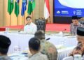 MENYAMPAIKAN LAPORAN : Wagub Banten Achmad Dimyati Natakusumah (kiri) menyampaikan laporan dihadapan Wakil Ketua Komisi II DPR RI Zulfikar Arse Sadikin. (ADIB FAHRI/SATELITNEWS.COM)