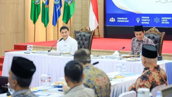 MENYAMPAIKAN LAPORAN : Wagub Banten Achmad Dimyati Natakusumah (kiri) menyampaikan laporan dihadapan Wakil Ketua Komisi II DPR RI Zulfikar Arse Sadikin. (ADIB FAHRI/SATELITNEWS.COM)