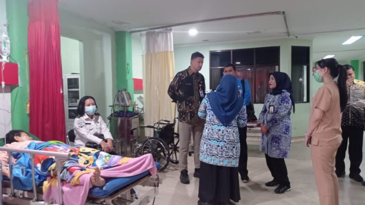 KUNJUNGI RSDP - Sekda Kabupaten Serang Zaldi Dhuhana, mengunjungi RSDP Serang, untuk melihat pelayanan. (ISTIMEWA)
