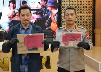 MENUNJUKKAN BARBUK : Dirreskrimum Polda Banten Kombespol Dian Setyawan (kiri) bersama Kabid Humas Polda Banten Kombespol Maruli Ahile Hutapea, menunjukkan barang bukti kasus pemerasan. (ISTIMEWA)