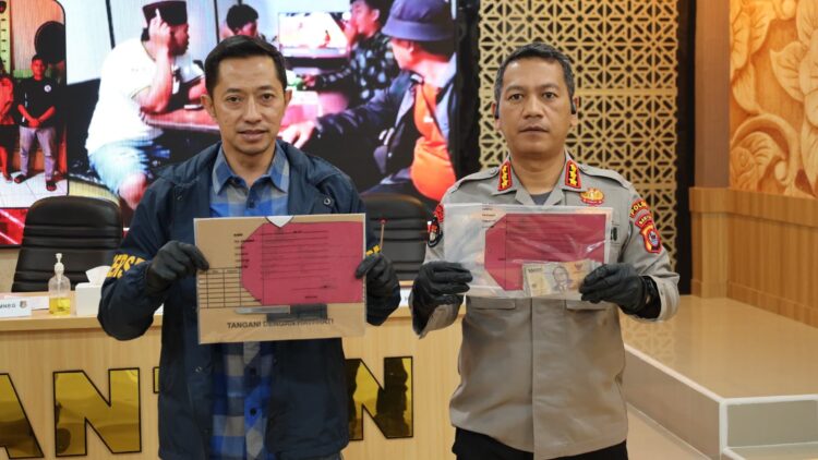 MENUNJUKKAN BARBUK : Dirreskrimum Polda Banten Kombespol Dian Setyawan (kiri) bersama Kabid Humas Polda Banten Kombespol Maruli Ahile Hutapea, menunjukkan barang bukti kasus pemerasan. (ISTIMEWA)