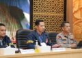MENYAMPAIKAN KETERANGAN : Dirreskrimum Polda Banten Kombespol Dian Setyawan (tengah) menyampaikak keterangan terkait kasus penangkapan pelaku pungli di kawasan PT Nikomas Gemilang. (ISTIMEWA)