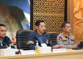 MENYAMPAIKAN KETERANGAN : Dirreskrimum Polda Banten Kombespol Dian Setyawan (tengah) menyampaikak keterangan terkait kasus penangkapan pelaku pungli di kawasan PT Nikomas Gemilang. (ISTIMEWA)
