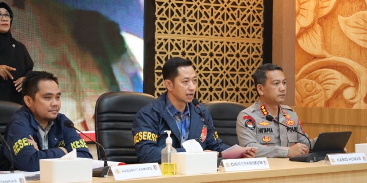 MENYAMPAIKAN KETERANGAN : Dirreskrimum Polda Banten Kombespol Dian Setyawan (tengah) menyampaikak keterangan terkait kasus penangkapan pelaku pungli di kawasan PT Nikomas Gemilang. (ISTIMEWA)