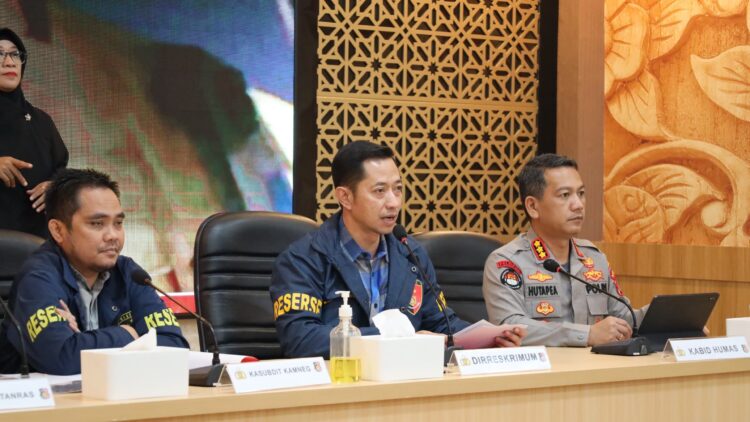 MENYAMPAIKAN KETERANGAN : Dirreskrimum Polda Banten Kombespol Dian Setyawan (tengah) menyampaikak keterangan terkait kasus penangkapan pelaku pungli di kawasan PT Nikomas Gemilang. (ISTIMEWA)