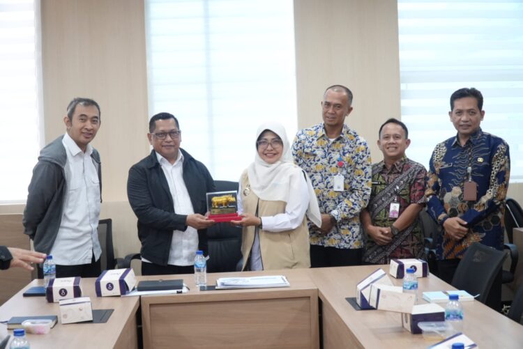 JEMPUT BOLA - Bupati Pandeglang Raden Dewi Setiani bersama jajaran Kepala OPD terkait, mengunjungi Kementerian PU di Jakarta, untuk menyampaikan berbagai usulan program dan memohon dukungan penuh percepatan pembangunan daerah dari Pemerintah Pusat. (ISTIMEWA)
