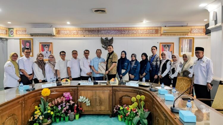 DILEPAS - Yayasan Pendidikan Astra Michael D. Ruslim (YPA-MDR), menyerahkan secara resmi tiga guru muda kepada Wabup Serang Najib Hamas, untuk melakukan pendampingan di enam Sekolah Dasar (SD) di Kecamatan Cikande. (ISTIMEWA)
