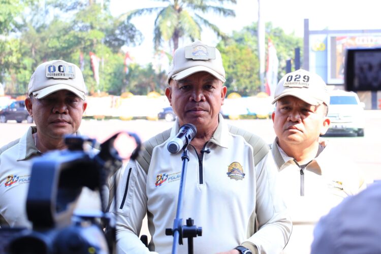 MENYAMPAIKAN KETERANGAN : Kapolda Banten Irjenpol Hengki, menyampaikan keterangan usai membuka acara lomba berburu dan bakti sosial. (ISTIMEWA)