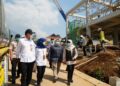 TINJAU PROGRESS -- Bupati Pandeglang dan jajaran pejabat terkait, beserta perwakilan dari Kemensos RI, meninjau progress kesiapan Sekolah Rakyat, di Kecamatan Cadasari, Kabupaten Pandeglang, Jumat (10/7/2026). (ISTIMEWA)