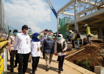 TINJAU PROGRESS -- Bupati Pandeglang dan jajaran pejabat terkait, beserta perwakilan dari Kemensos RI, meninjau progress kesiapan Sekolah Rakyat, di Kecamatan Cadasari, Kabupaten Pandeglang, Jumat (10/7/2026). (ISTIMEWA)