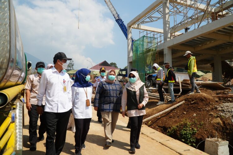 TINJAU PROGRESS -- Bupati Pandeglang dan jajaran pejabat terkait, beserta perwakilan dari Kemensos RI, meninjau progress kesiapan Sekolah Rakyat, di Kecamatan Cadasari, Kabupaten Pandeglang, Jumat (10/7/2026). (ISTIMEWA)