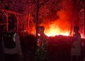 KEBAKARAN - kebakaran hebat melanda sebuah gudang barang bekas dan rumah milik warga, di Kampung Ciwangun, RT 003/RW 002, Desa Sukajadi, Kecamatan Cibaliung, Kabupaten Pandeglang, Jumat (10/7/2026) malam. (ISTIMEWA)