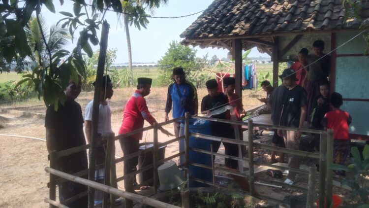 BANTUAN AIR BERSIH - Tim gabungan, salurkan bantuan air bersih ke lokasi yang mengalami krisis air bersih, di Kecamatan Patia, Kabupaten Pandeglang, Minggu (12/7/2026). (ISTIMEWA)