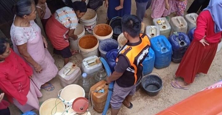 MENDAPATKAN AIR BERSIH : Sejumlah warga di Kabupaten Pandeglang mendapatkan pasokan air bersih karena mengalami kekeringan akibat kemarau. (ISTIMEWA)