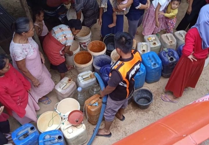 MENDAPATKAN AIR BERSIH : Sejumlah warga di Kabupaten Pandeglang mendapatkan pasokan air bersih karena mengalami kekeringan akibat kemarau. (ISTIMEWA)