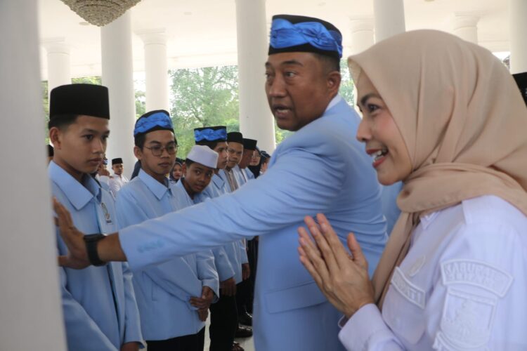 SAPA KAFILAH - Ketua LPTQ Kabupaten Serang Budi Haryadi, saat menyapa kafilah, bersama Bupati Serang Ratu Rahmatuzakiyah, belum lama ini. (ISTIMEWA)
